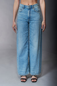 Tractr Jeans, High Waisted Wide Leg Curved Outseam in Light Wash-Denim