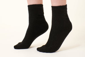 Crush Cashmere, Sustainable Cashmere crew socks in black-High End Accessories