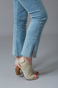 Tractr Jeans, high rise crop flare in light wash-Bottoms