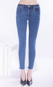 Tractr Jeans,mid rise skinny jean fray hem medium wash-